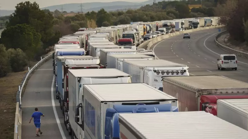Las protestas de los agricultores franceses se han endurecido y han acabado cortando este viernes la autopista AP-7 en la Jonquera (Girona).