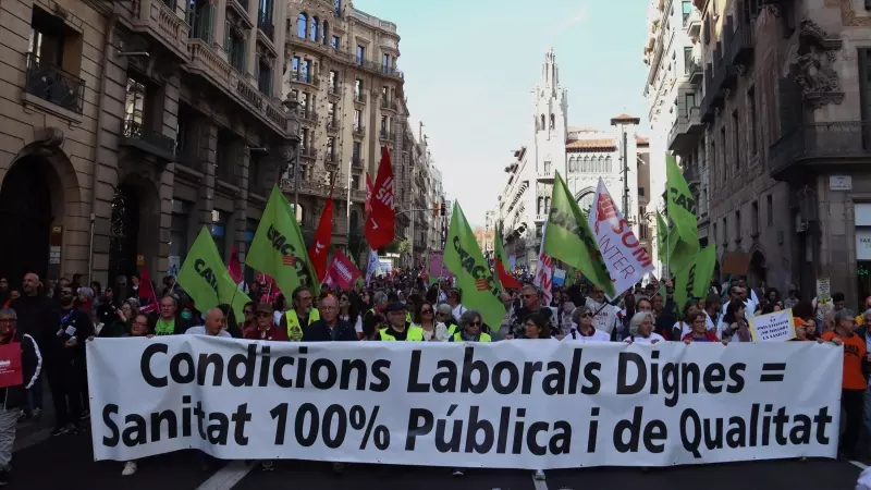 La capçalera de la manifestació amb l'eslògan 'Condicions laborals dignes = Sanitat 100% pública i de qualitat'