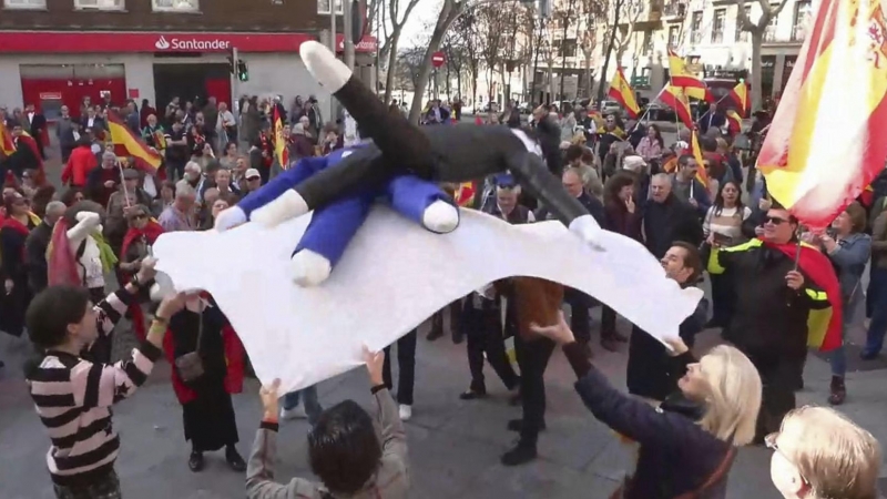 Decenas de personas se han concentrado este domingo en la calle Ferraz, al término de la manifestación contra la ley de amnistía que ha tenido lugar en Madrid, y han manteado a dos muñecos de tela que simulaban ser el presidente del Gobierno, Pedro Sánche