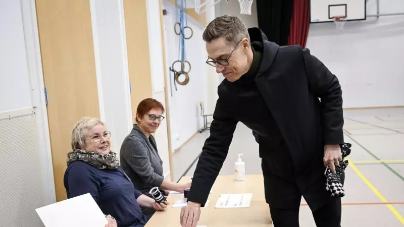 el ex primer Ministro de Finlandia y candidato presidencial del Partido de Coalición Nacional, Alexander Stubb, emite su voto en una mesa electoral durante las elecciones presidenciales de Finlandia, en Espoo, Finlandia, el 28 de enero de 2024.