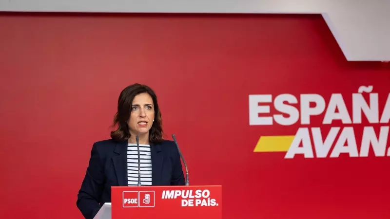 La portavoz del PSOE, Esther Peña, en una rueda de prensa celebrada este lunes en Ferraz.
