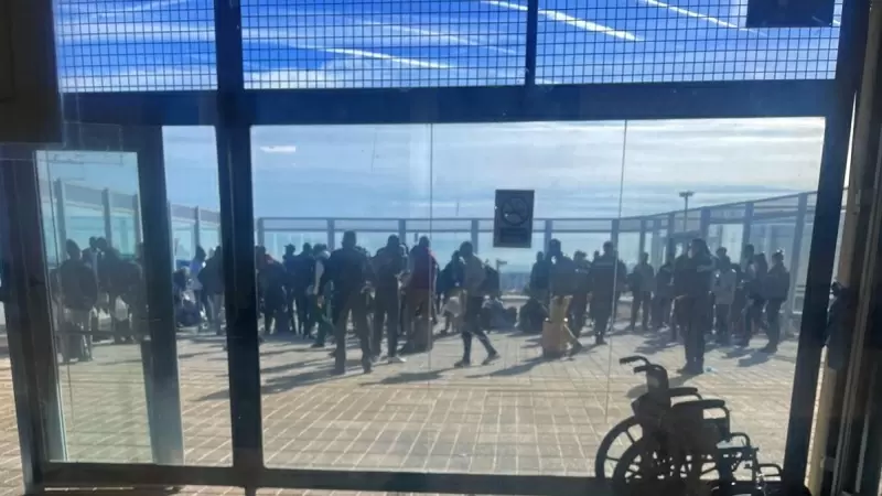 Decenas de solicitantes de asilo son identificados por agentes de Policía en dependencias del aeropuerto Adolfo Suárez Madrid-Barajas.