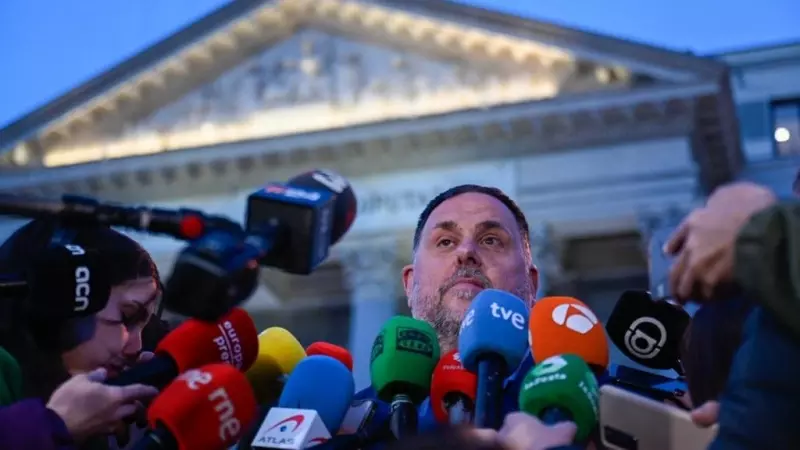 El líder d'ERC Oriol Junqueras atenent els mitjans a les portes del Congrés dels Diputats