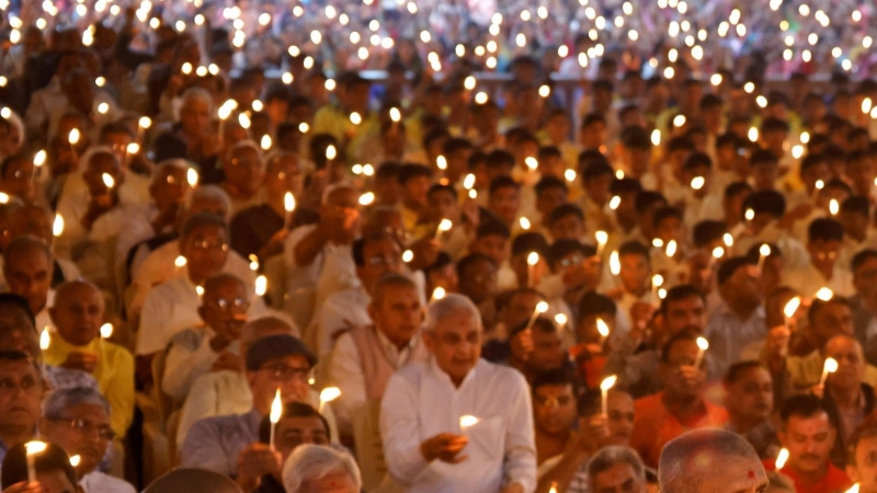 Sacerdotes y devotos celebran la apertura de un gran templo al dios hindú Lord Ram en la ciudad norteña de Ayodhya, India, a 22 de enero de 2024.