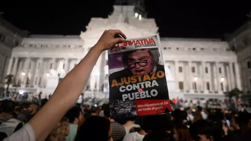 Un manifestante con un cartel durante la masiva protesta contra el 'decretazo' de Milei en Argentina.