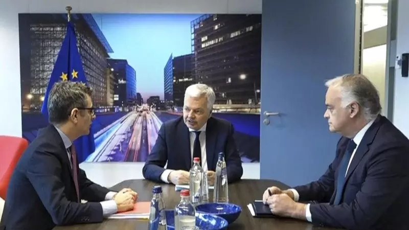 El comisario de Justicia europeo, Didier Reynders (c), ha reunido este miércoles en Bruselas al ministro de Presidencia y Justicia, Félix Bolaños (i), y al vicesecretario de Acción Institucional del PP, Esteban González Pons