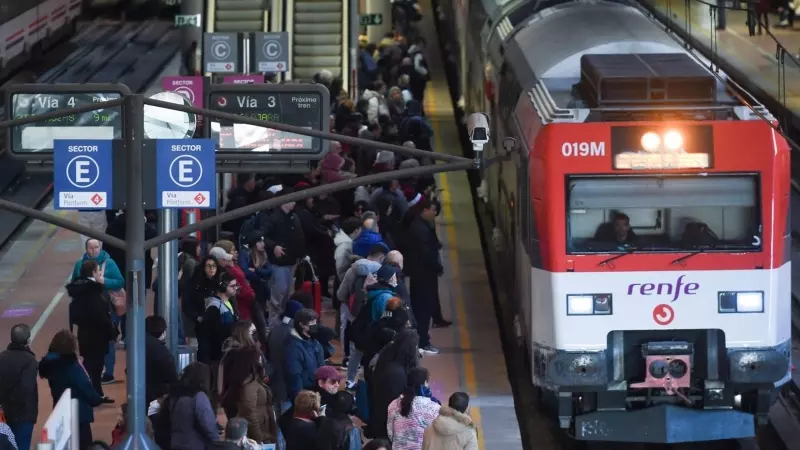 Decenas de personas en un andén de Cercanías en la estación de Atocha, a 5 de enero de 2024, en Madrid.