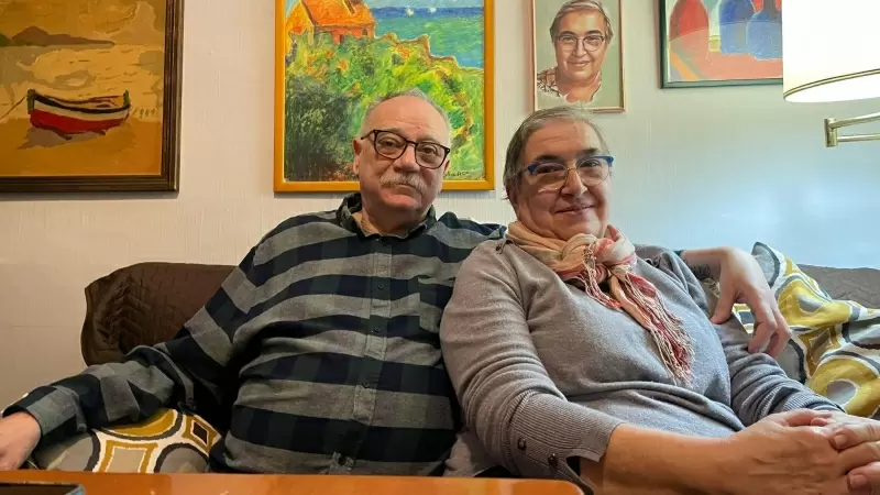 José y Blanca, inquilinos del número 7 de la calle Tribulete de Madrid desde hace 40 años, en el salón de su casa.