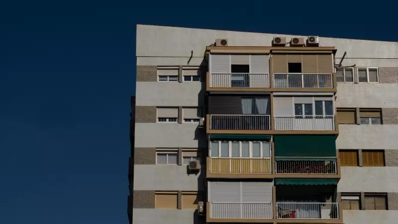 La fachada de un edificio de viviendas del Poble Sec, en Barcelona. E.P./David Zorrakino