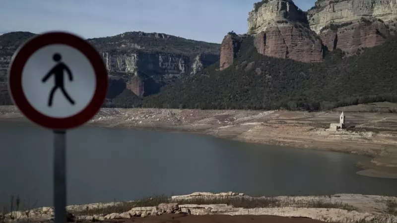 Vista del pantano de Sau en Barcelona, Catalunya, al 5,1% de su capacidad, su mínimo histórico, a 22 de enero de 2024.