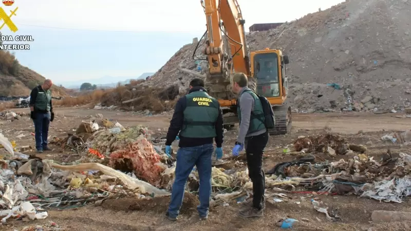 Agentes del Seprona de la Guardia Civil durante una de las inspecciones de la operación Poubelle.