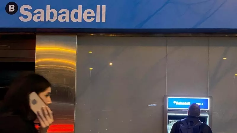 Un hombre opera en un cajero automático de una oficina del Banco Sabadell en Barcelona. — REUTERS/Nacho Doce