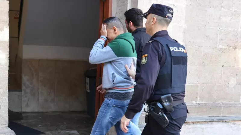 El detenido por, presuntamente, golpear con un martillo a su mujer, llega a los juzgados de Vía Alemania, a 1 de febrero de 2024, en Palma de Mallorca, Mallorca, Baleares (España).