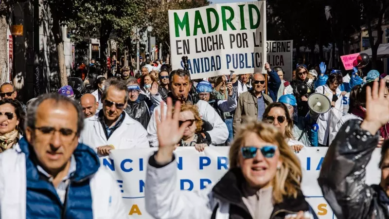 Médicos y pediatras de Atención Primaria y Urgencias Extrahospitalarias con bata blanca sujetan pancartas durante una manifestación para reclamar mejoras en el primer nivel asistencial, a 15 de marzo de 2023, en Madrid (España).