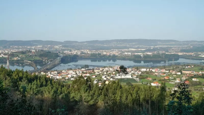 Vista de la ría de Ferrol desde una aldea.