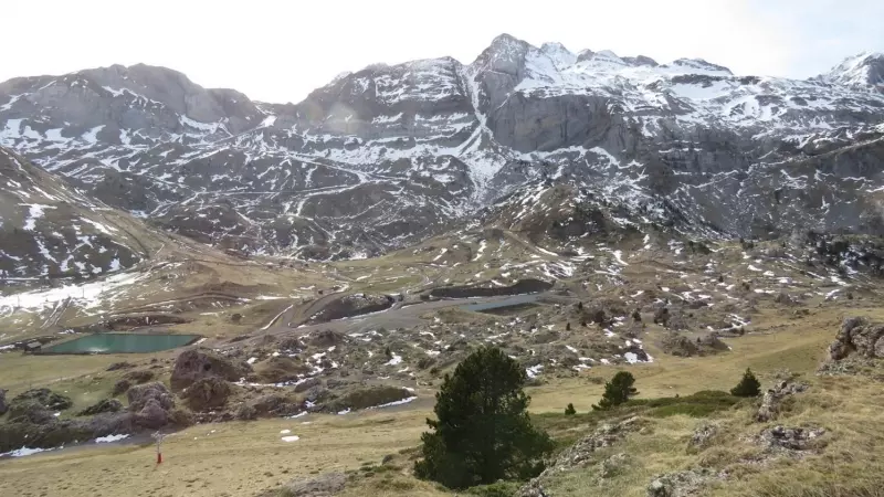 Las laderas de la estación de esquí de Candanchú (Huesca) dan fe de la escasez de nieve en el Pirineo