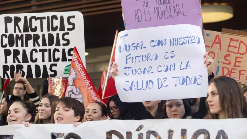 Varios estudiantes protestan con carteles frente a la Asamblea de Madrid, a 1 de febrero de 2024, en Madrid (España).