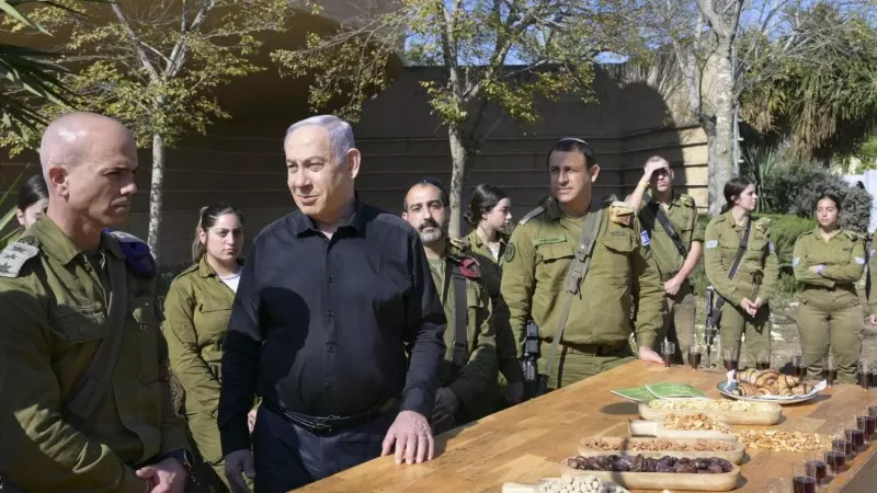 02/02/2024 El primer ministro israelí, Benjamín Netanyahu, visita el jueves a las tropas apostadas en la base de Reim, cerca de Gaza.