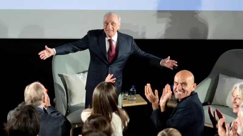 El cineasta Martin Scorsese (c) saluda tras su encuentro en la Academia de Cine, en Madrid, a 2 de febrero de 2024.