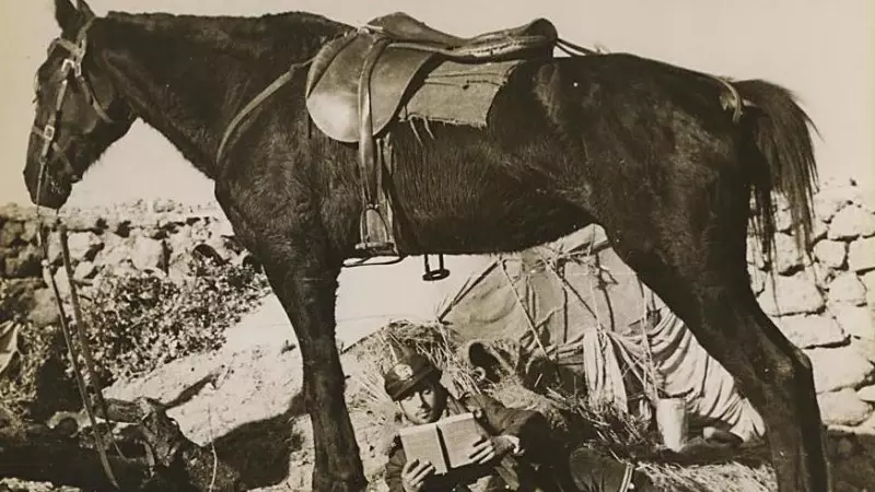 Miliciano de caballería leyendo durante la guerra civil.