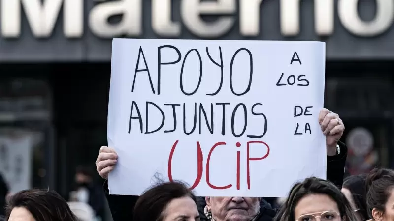 2/2/24- Un hombre sujeta una pancarta durante una manifestación tras el cierre de la UCI pediátrica del Hospital Universitario La Paz, a 18 de enero de 2024, en Madrid.