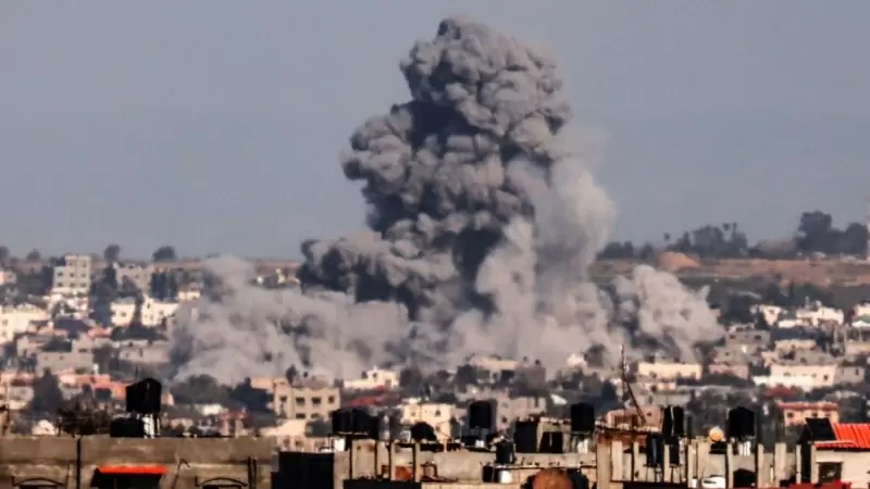 Imagen tomada desde Rafah, al sur de la Franja de Gaza, en la que el humo se eleva sobre los edificios en Jan Yunis, tras un bombardeo israelí el 1 de febrero de 2024.