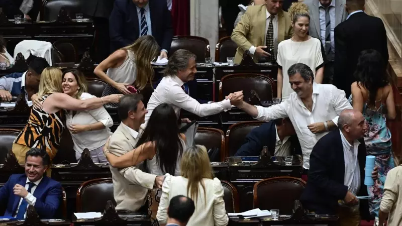 3/2/24 - Diputados argentinos se felicitan tras la aprobación en general de la ley ómnibus, impulsada por el Gobierno de Javier Milei, este viernes  en Buenos Aires.