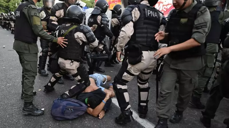 3/2/24 -  Policías y manifestantes se enfrentan durante un nuevo día de protestas luego de la aprobación de la ley ómnibus, este viernes, a las afueras del Congreso de la Nación en Buenos Aires.