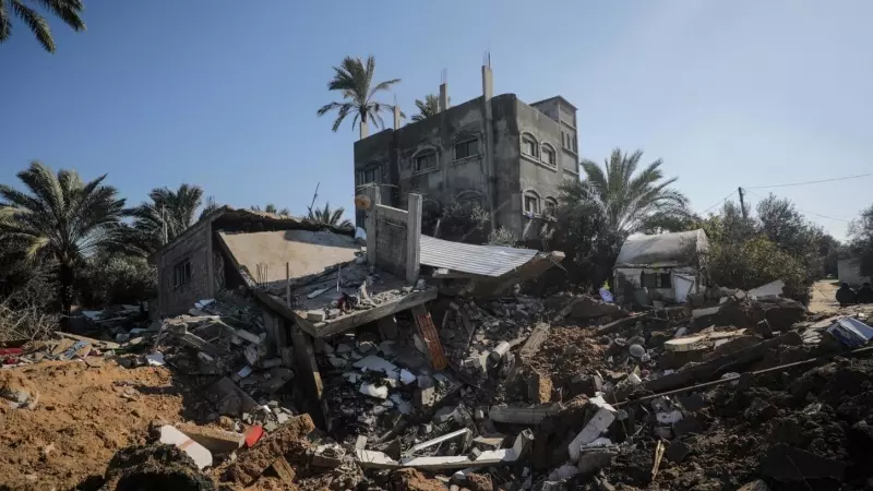 3/2/24 - La casa destruida de la familia Abu Naseir tras un ataque aéreo israelí en Deir Al Balah, en el sur de la Franja de Gaza, el 3 de febrero de 2024. Tres miembros de la familia Abu Naseir murieron, nueve resultaron heridos y cinco permanecen enterr