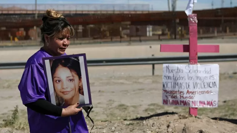 Susana Montes muestra una fotografía de su hija María Guadalupe Pérez Montes, víctima de desaparición, trata y feminicidio, en Ciudad Juárez, México