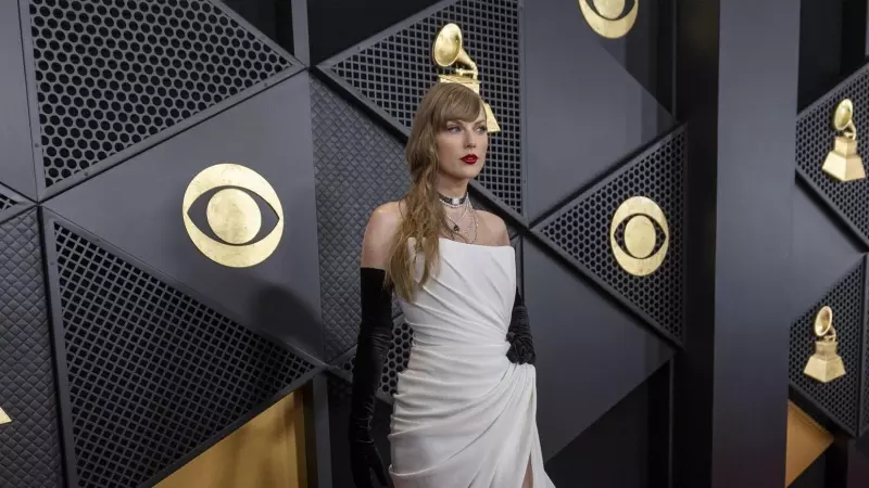Taylor Swift asiste a la 66ª edición de los Premios Grammy en Los Ángeles.