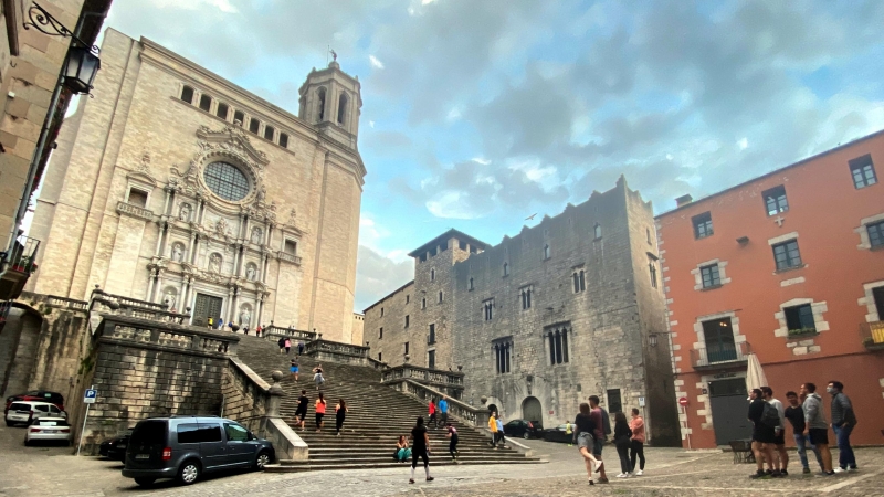 Persones caminant i fent esport davant la Catedral de Girona