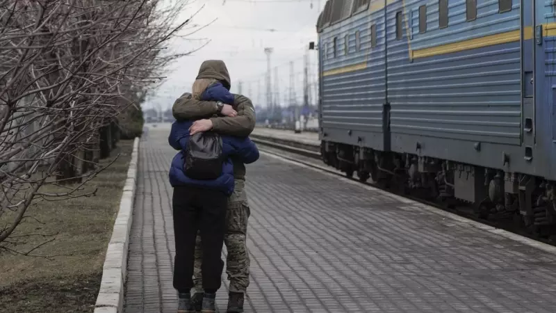 5/2/24 - Personas despidiéndose durante las evacuaciones de la zona de Donetsk, Ucrania, el 5 de febrero de 2024.