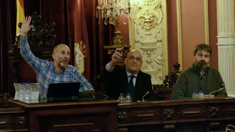 El alcalde de Ourense, Gonzalo Pérez Jácome (3d), y el teniente alcalde Armando Ojea (2d) votan en contra de la moción presentada por el PP durante un pleno en el Concello de Ourense, a 13 de enero de 2023, en Ourense, Galicia (España).