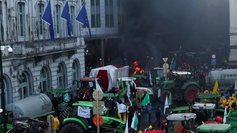 Los agricultores de Bélgica y otros países europeos usan sus tractores para bloquear el Parlamento Europeo, en una protesta por los precios, los impuestos y la regulación ambiental.