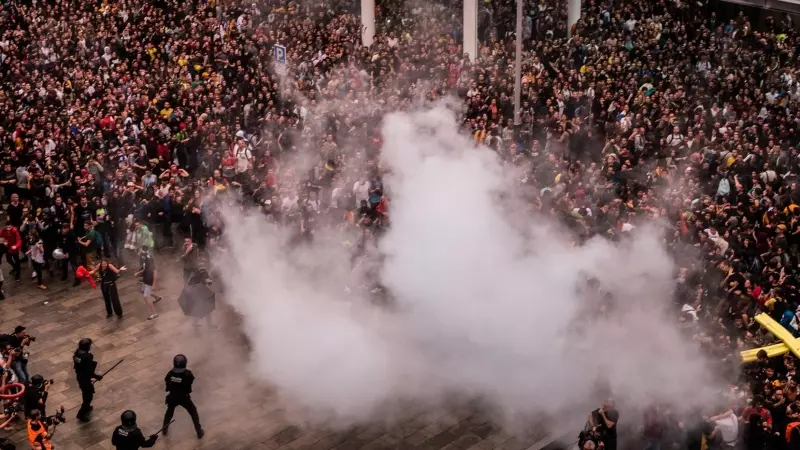 Agentes de la Policía Nacional y Mossos de Esquadra intentan disolver la concentración en el Aeropuerto de Barcelona-El Prat, en protesta por la sentencia del Tribunal Supremo sobre el juicio del 'procés', en Barcelona (España), a 14 de octubre de 2019