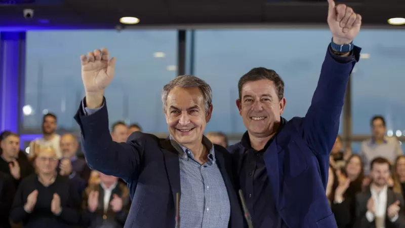 El candidato del PSdeG a la presidencia de la Xunta de Galicia, José Ramón Gómez Besteiro (d), junto al el expresidente del Gobierno José Luis Rodríguez Zapatero, durante el mitin celebrado este martes en A Coruña