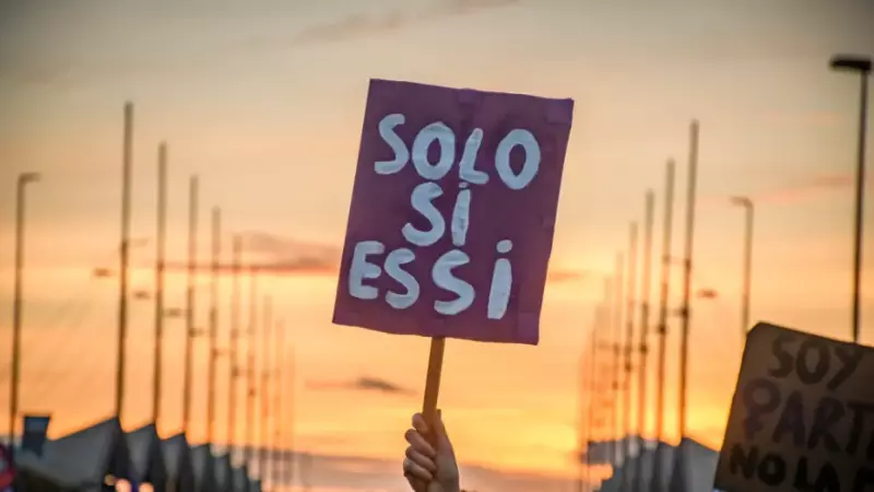 Imagen de archivo de una manifestante con una pancarta con el lema 'solo si es sí'