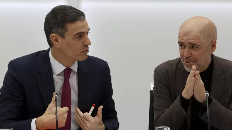 El secretario general del PSOE y presidente del Gobierno, Pedro Sánchez (i), durante su reunión con el secretario general de CCOO, Unai Sordo (d), dentro de la ronda de contactos con los agentes sociales impulsada por el partido