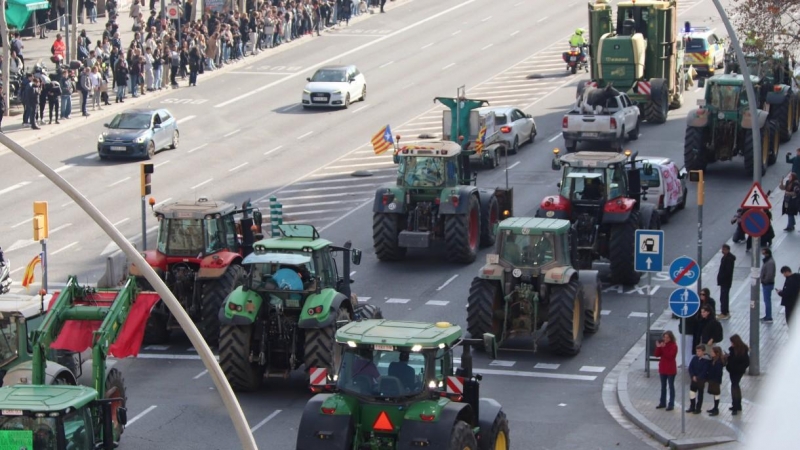07/02/2024 - Tractors entrant per l'Avinguda Meridiana de Barcelona aquest dimecres.