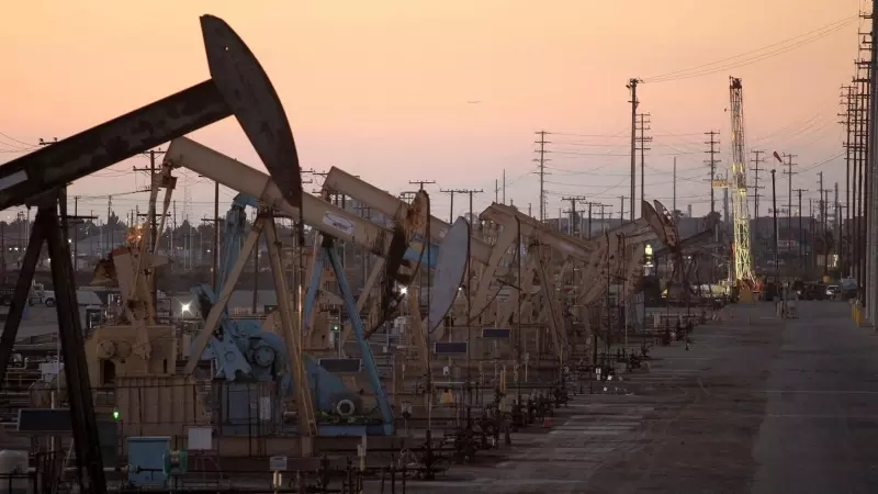 Bombas de extracción de petróleo en el campo Wilmington, cerca de Long Beach (California, EEUU). REUTERS/David McNew