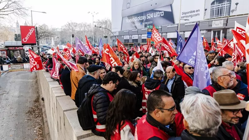 7/2/24 - Manifestantes del sector ferroviario frente al Congreso de los Diputados, a 30 de enero de 2024, en Madrid.