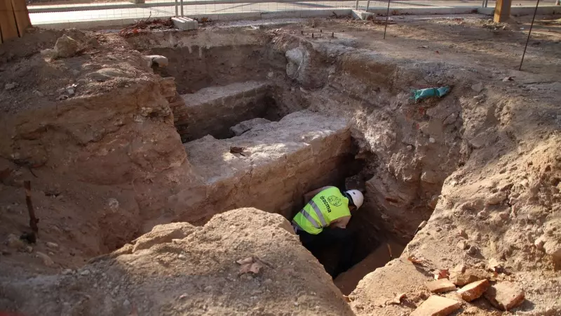 Un arqueòleg treballant en l'excavació de la Rambla