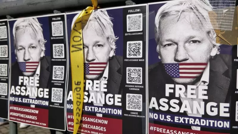 7/2/24 - Carteles que dicen 'Liberen a Assange' en la ciudad de Bruselas, como parte de una protesta por la liberación de Julian Assange que tuvo lugar en septiembre de 2023.