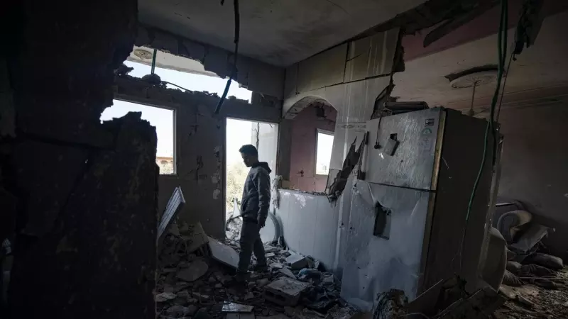 7/2/24 - Un palestino mira el interior de su casa dañada tras los ataques aéreos israelíes nocturnos contra el campo de refugiados de Rafah, en el sur de la Franja de Gaza, a 7 de febrero de 2024