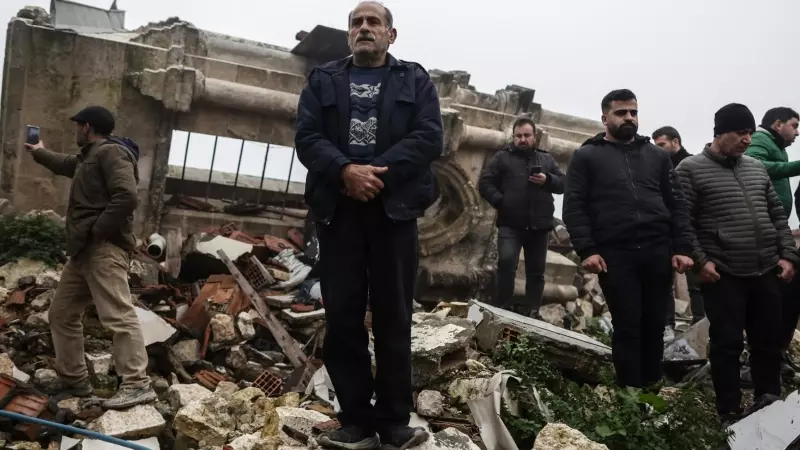 Un grupo de personas espera a los servicios de atención a las víctimas de terremotos en Hatay (Turquía) a 6 de febrero de 2024.