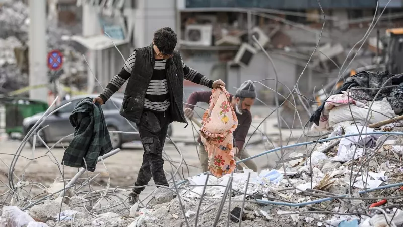 Un hombre camina sobre los escombros de uno de los 6.000 edificios que derrumbaron los terremotos de Turquía en febrero de 2023.