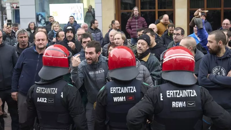 Algo más de un centenar de agricultores y ganaderos se han concentrado este jueves frente al Parlamento Vasco, que celebra pleno, en el tercer día de movilizaciones en defensa de sus reivindicaciones.