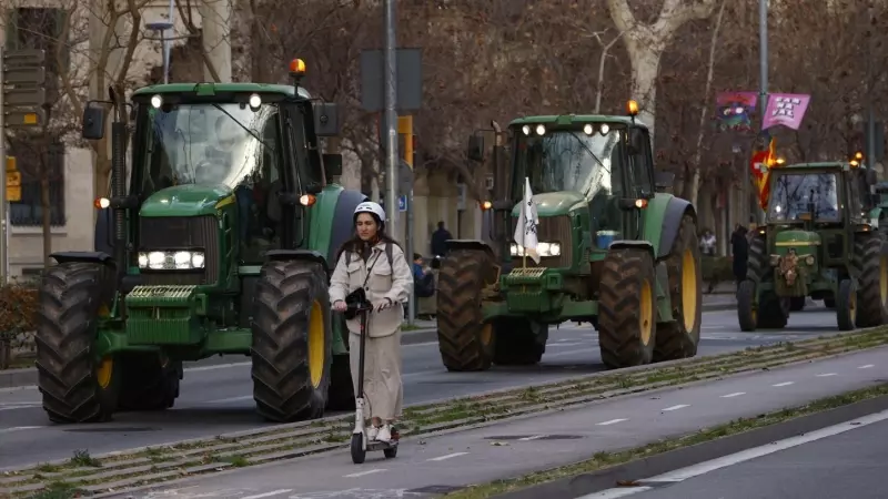 Decenas de agricultores con sus tractores transitan por las calles de Barcelona continúan esta mañana en la Ciudad y se dirigen al Parlament.