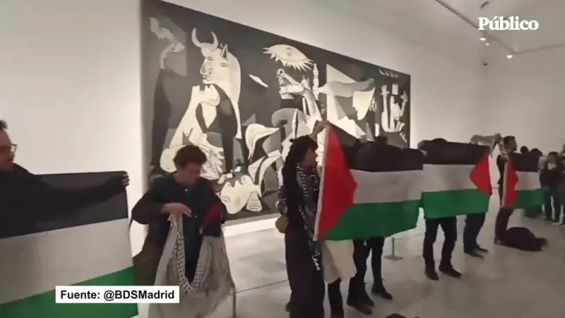 08/02/2024 - Manifestantes despliegan banderas y pañuelos palestinos frente a Guernica en apoyo al pueblo gazatí y contra la invasión de Israel.